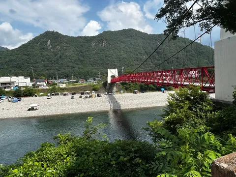 赤橋と静かな川辺のキャンプ