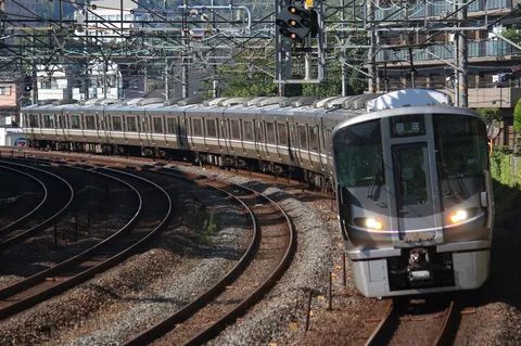 カーブを描く都市の列車