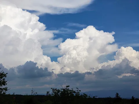 青と白の大雲の舞台