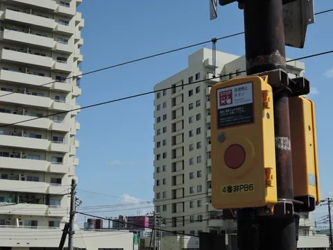 青空に響く、赤いボタン