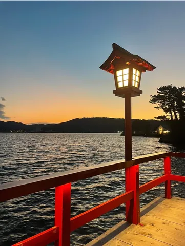 夕暮れを照らす水辺の灯り
