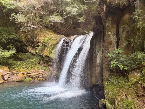 岩肌を流れる癒やしの滝