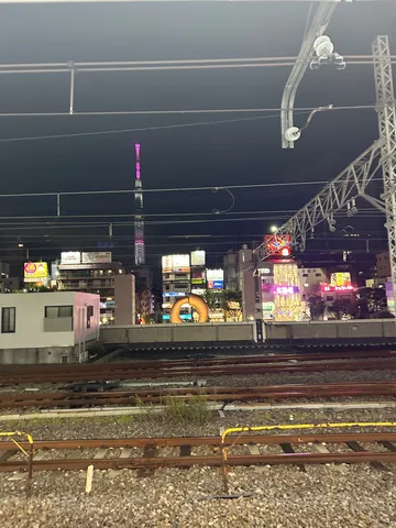 夜景に浮かぶ光のタワー