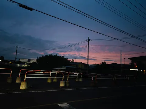 夕暮れのロードサイド