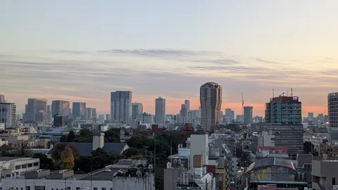 彩り空と都市の景色