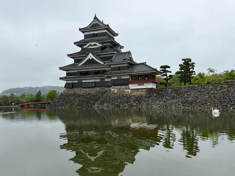 絵画のような城と水面の反射