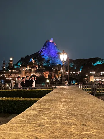 夜空に映える火山のファンタジー