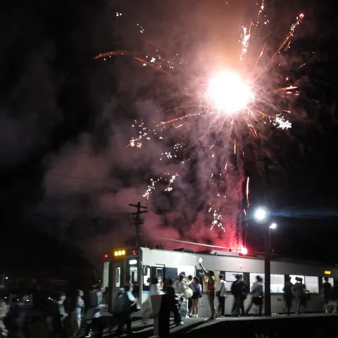 電車と花火、夏の夜の宴