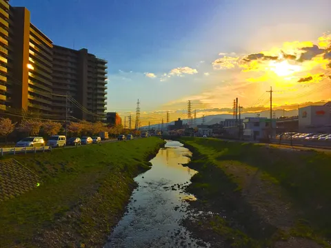 川沿いの街並み、夕暮れの光