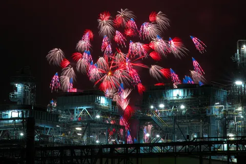 工場夜空の大花火
