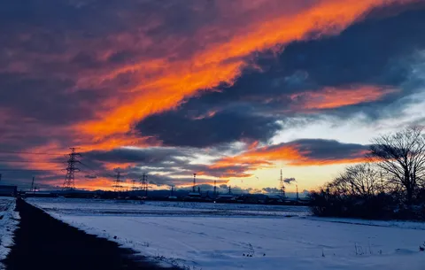夕焼けと雪の畑風景