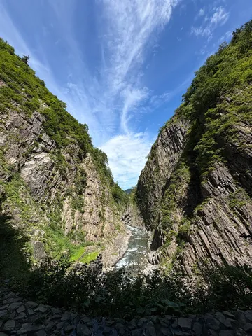 大地の裂け目、悠久の流れ