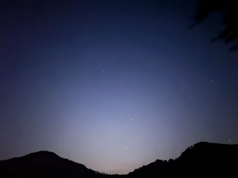 星と山の静かな夜明け前