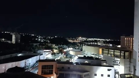 夜景の窓辺、都会の灯り