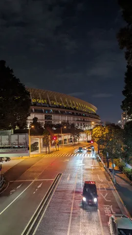 都会の夜に輝くスタジアム