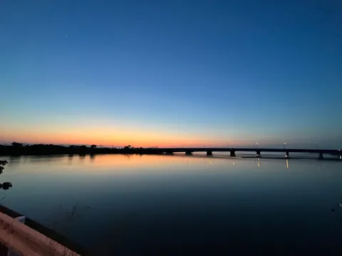 静寂の橋と空のグラデーション