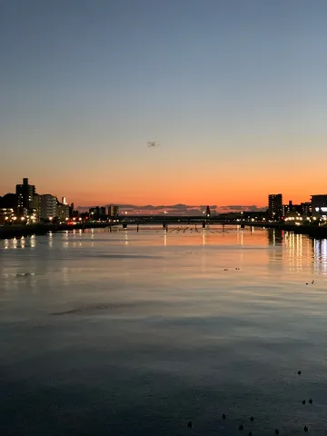夕暮れの街と水面の静寂
