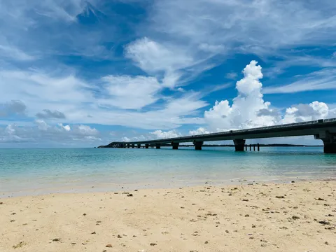 青と白のコントラスト、海と空と橋