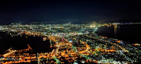 夜の港町、光の地図