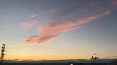 夕暮れ、ピンクの雲と電線