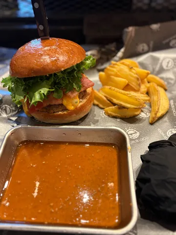 肉厚バーガーとポテト、つけダレ