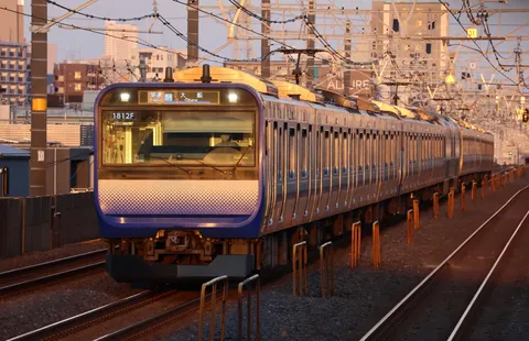 夕焼けに染まる快速電車