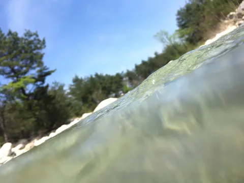 川辺に溶ける水の青さ