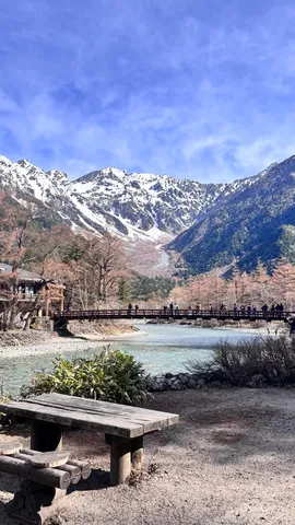 雪解けの山と、静かな橋