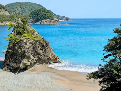 紺碧の海と孤高の岩、緑の息吹