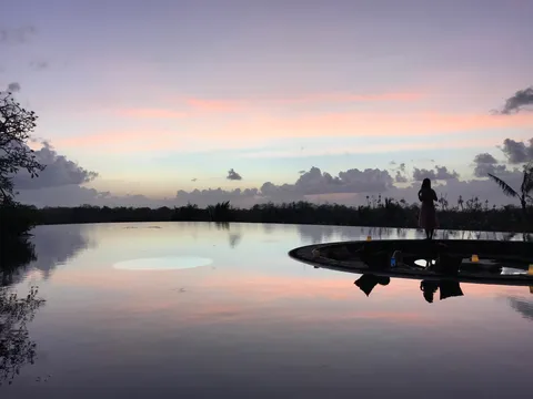 夕暮れの水鏡と静寂