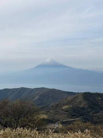 霞みゆく山々と富士の静寂