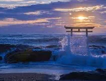 波飛沫と鳥居の夕景