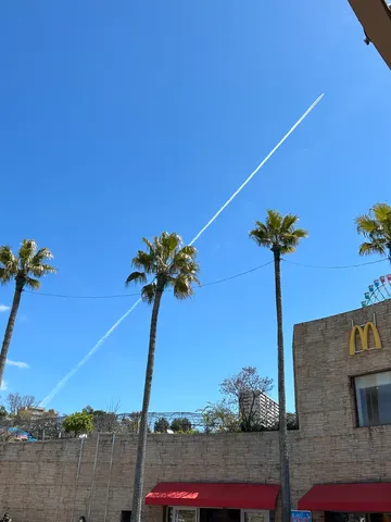 飛行機雲とマクドナルドの奇跡