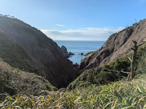 自然が創り出した地形と海のコントラスト