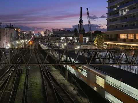 紫の空と光の軌跡