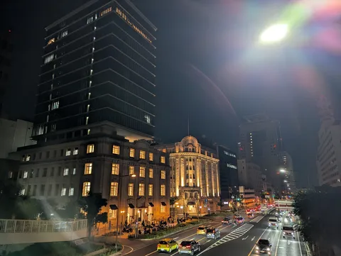 夜の街に灯る古典と光