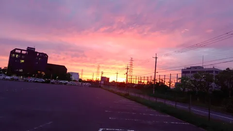 茜色の空と街の灯り