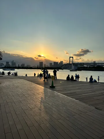 夕焼けに染まる水辺