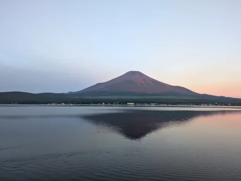 逆さ富士、静寂の湖面
