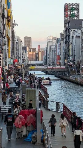 水都の運河沿い賑わい