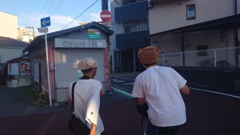 路地裏の二人、夕暮れの散歩