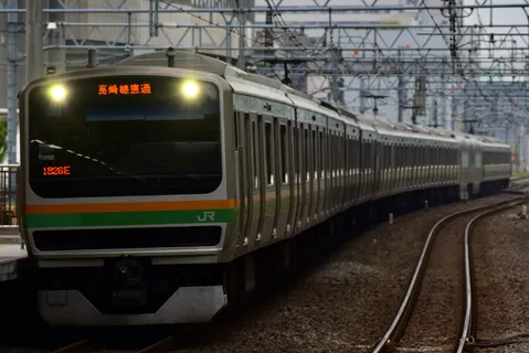 銀の車体と鮮やかなライン