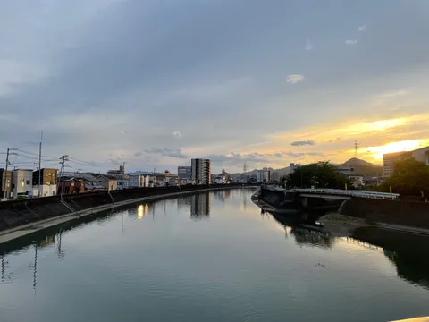 夕暮れの街と穏やかな川面