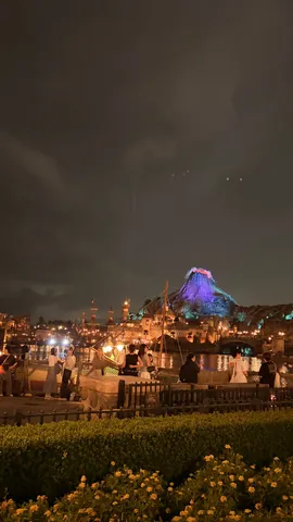夜景の港と噴火山の影