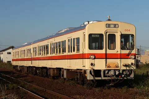 夕暮れの線路と列車の影