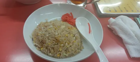 白皿に映える炒飯の一皿