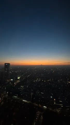 都会の夜景と夕焼けのグラデーション