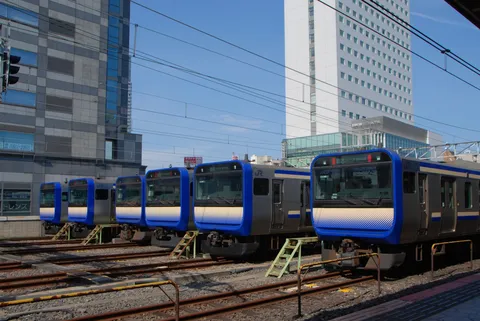 静寂に並ぶ列車の未来感