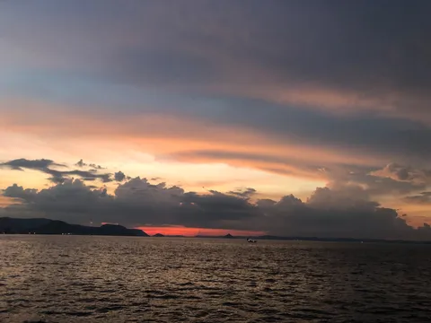 夕景の海に揺れる光