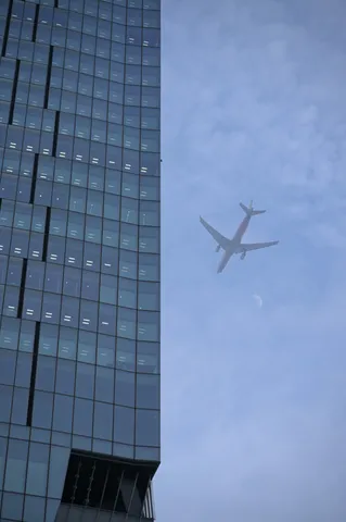 摩天楼と飛行機、月まであと少し？